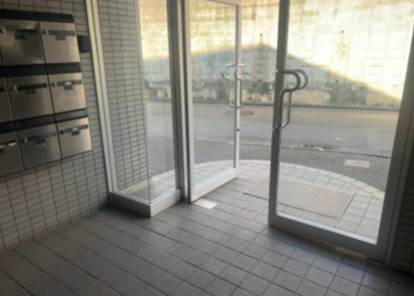 共用部分は、一棟の建物に住む区分所有者全員が共同で所有するとし、共用部分の管理、補修などは、区分所有者で形成される管理組合が行います。個人の判断で勝手に変更することはできませんので覚えておきましょう。