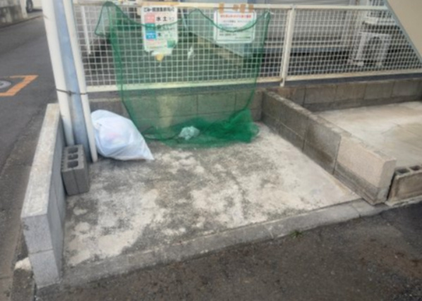 共有部分は、住民なら誰もが使える設備のこと。例えば駐車場やエレベーター、インターネット設備、セキュリティ設備などがあります。他にも、マンションの廊下・外部階段やエントランス・ゴミ置き場などがあります。