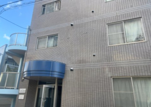 道幅が広い場所は日当たりや風通が良好です。幅が広いのですれ違いも可能ですし大きな車でも駐車可能！一方で、大型車が通ることも多くなるため交通量の増加により騒音に繋がります。また土地の値段が高くなります。