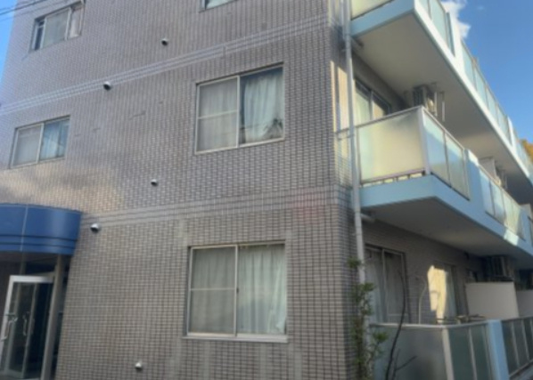 ＲＣ造、Reinforced　Concreteは直訳すると補強されたコンクリートです。主に柱や梁・床・壁が鉄筋とコンクリートで構成おり、鉄筋を組んだ型枠にコンクリートを流し込んで固めたものを指します。