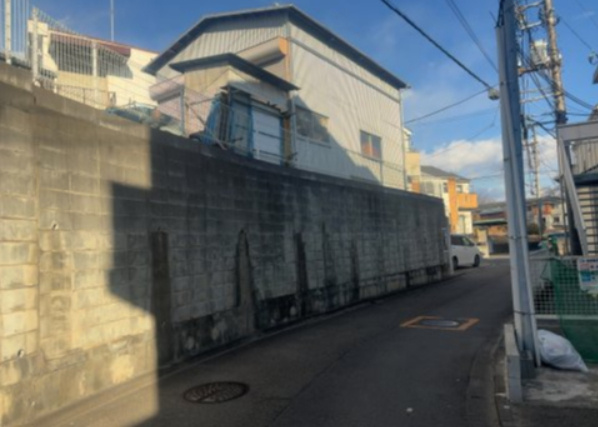眺望を気にして物件を探す場合、前面に建物が建っていないか現地で確認しましょう！前面に建物があると景色はもちろん、日当たりや風通しにも影響が出てきます。住んだ時のことを想像しながら現地見学をしましょう。