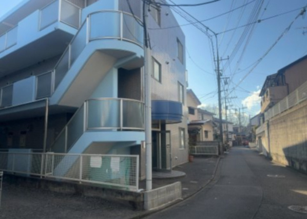 外観はマンション管理がされているかの目安になります。築年数が古いと、壁面は劣化してひび割れが生じることも！建物が古びていても細かいところが修繕されていると、きちんと管理されているなぁと感じるでしょう。