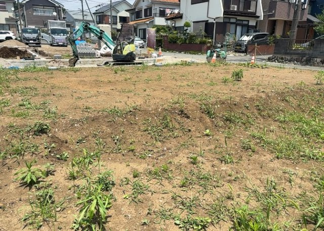 土地の面積＝住宅面積ではありません。建ぺい率の問題などで、土地のある場所によって住宅を建てられる面積は限られています。高さもしかり、「土地」という言葉の中には、建築条件も含まれると考えておきましょう。