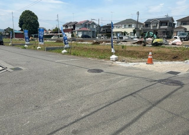 家を建てる場合、方位は要チェックです。現実的に日当たりのよい家ならばリビングは南側、建築基準法でも北側に当たる家への配慮は求められています。土地を見学に行く際は、方位磁針を持って行くようにしましょう。