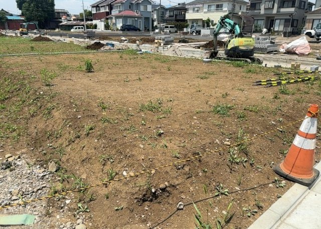 土地の前の道路に消火栓が設置されていることがあります。この場合、道路交通法第45条第1項により、駐車禁止の場所が指定されています。そのため、車庫などの駐車スペースをつくることができない場合があります。