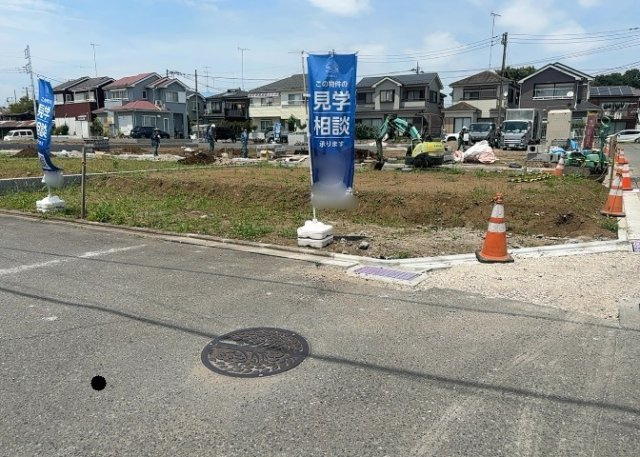 現地に行くなら、物件の周囲の地形がどうなっているかを見ることも大切です。周辺より低くなっている土地では、大雨などで水が集まりやすいため、地盤が弱くなっているということも考えられるため、注意が必要です。