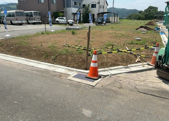 土地購入を検討されている場合、境界杭がない状態で購入してしまうと境界確定測量をする必要があり、費用がかかります。購入の前に、売主、隣土地所有者立ち合いのもと境界を確定し境界杭を設置するのがベストです。