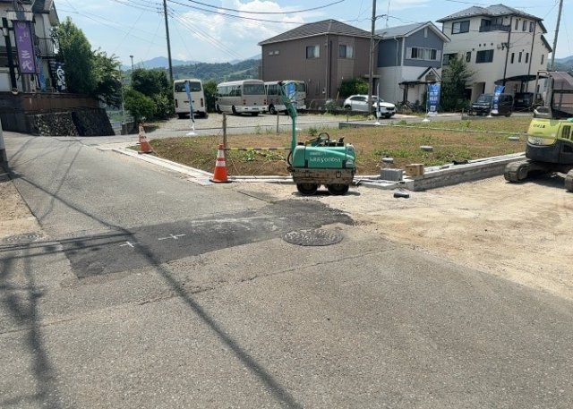 人が暮らすうえで日光は大切な要素となります。日当たりの良さは譲れないポイントですね。併せて近くに大きな建築物の建築予定がないか、あるいはそれが可能な土地が近くにないか事前に確認することもお勧めします。