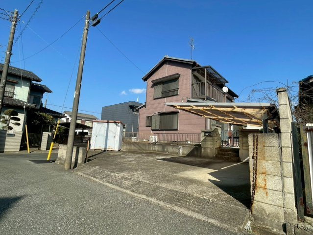 ゆとりある前面道路で、駐車もスムーズ　