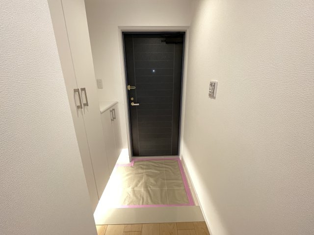 人感センサーのライト付きで、いつでも明るく迎えてくれる玄関。