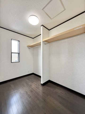 沢山の洋服が掛けられる広々ウォークインクローゼット☆