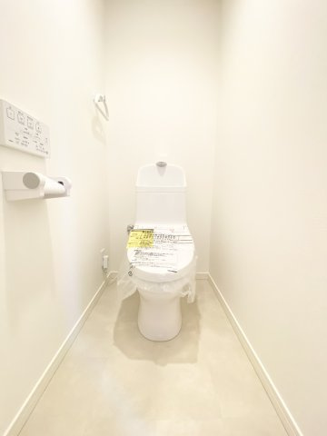 高機能トイレで、収納もあります♪