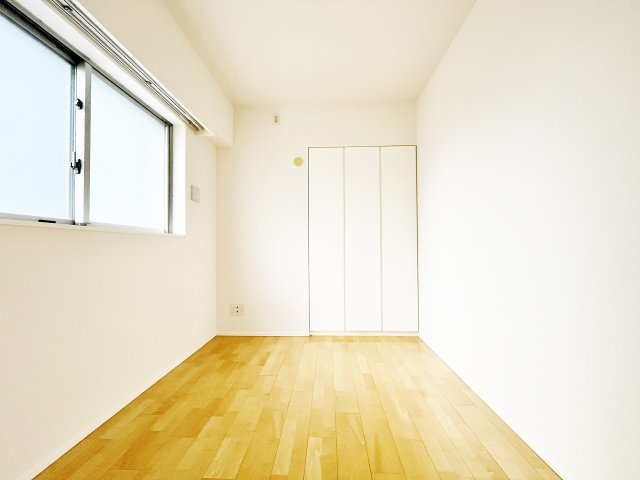 心地良い朝日を洋室です。約4.5帖ですが、クローゼット収納があるため空間を広くお使いいただけます。ご家族のプライベート空間にぴったりです。