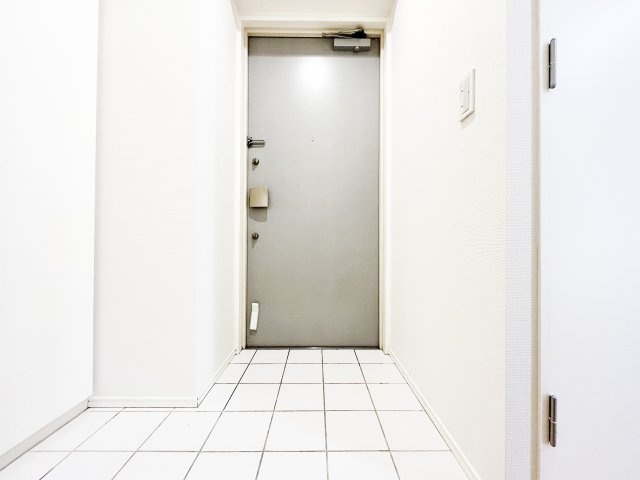 白基調の上質感漂う玄関です居住者の帰り、訪れる方を優しく迎える・安らぎに満ちた生活空間を予感させます。