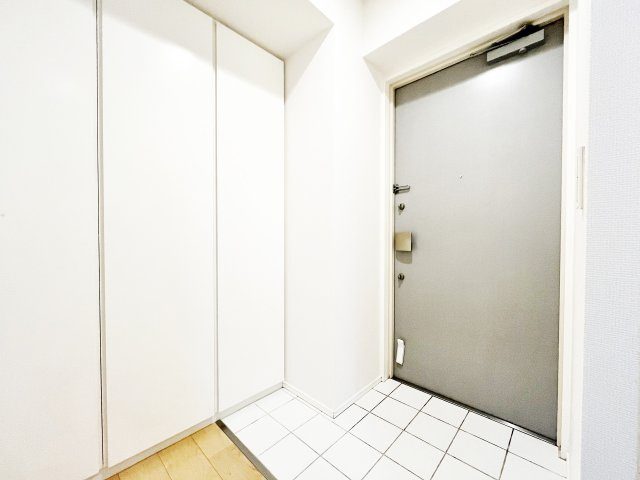 白基調の上質感漂う玄関です居住者の帰り、訪れる方を優しく迎える・安らぎに満ちた生活空間を予感させます。