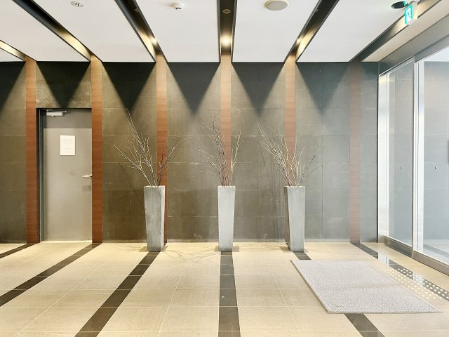 シンプル且つモダンなエントランスロビー。ゆとりを感じさせる上質で明るい空間が住まう人や訪れる人を心地よく迎え入れてくれます。