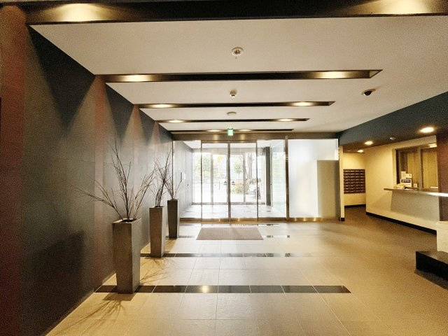 シンプル且つモダンなエントランスロビー。ゆとりを感じさせる上質で明るい空間が住まう人や訪れる人を心地よく迎え入れてくれます。