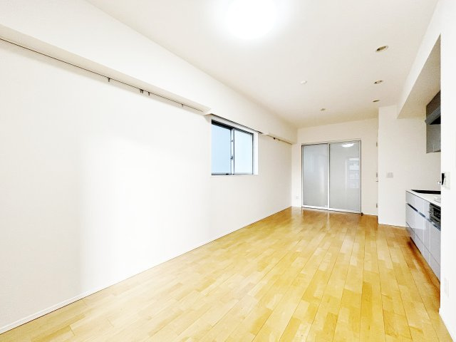 オープンキッチンで空間を広くお使いいただけるLDKです。全洋室がLDKと隣接しているため、ご家族間の会話が弾む間取りが魅力です♪