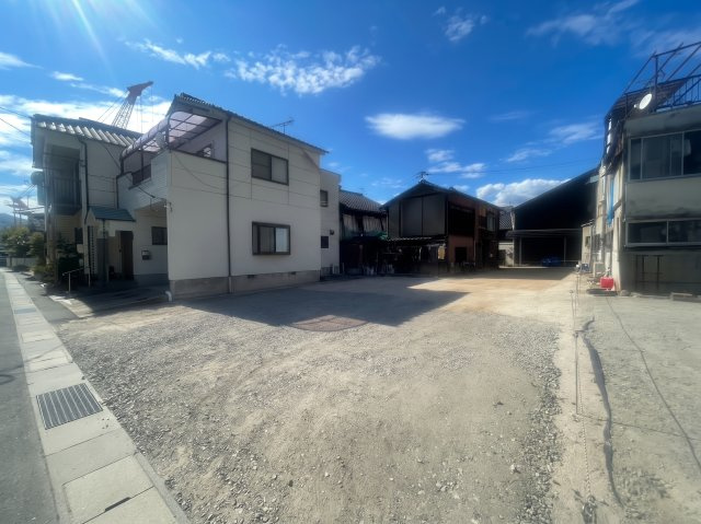 敷地の広さを活かして、居住スペースをしっかり確保しながら駐車場や庭を設けるなど、さまざまな建築プランを検討できます。三原市糸崎エリアでマイホーム用地をお探しの方に、ぜひご覧いただきたい土地です。
