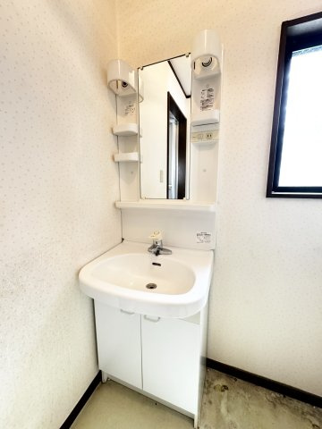 朝の身支度には欠かせない独立洗面化粧台