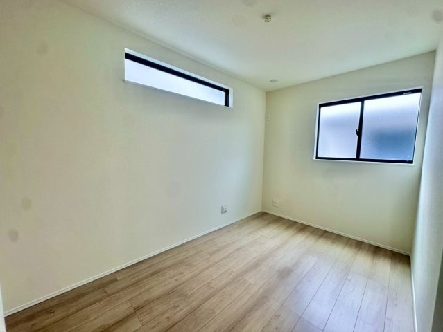 1階の洋室です。5帖で部屋にもなりますが、物置にもなります。使い道が多くあります。