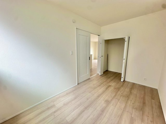 1階の洋室です。5帖で部屋にもなりますが、物置にもなります。使い道が多くあります。