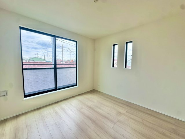 2階全部屋5帖以上の洋室で全部屋収納付きです。陽当り通風共に良好です。