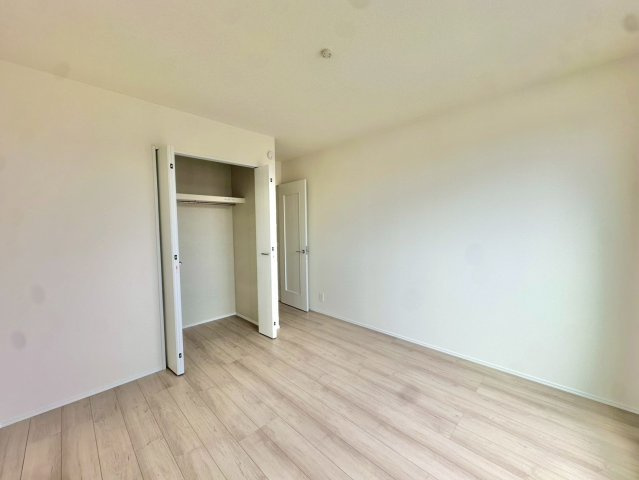 2階全部屋5帖以上の洋室で全部屋収納付きです。陽当り通風共に良好です。