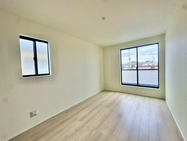 2階全部屋5帖以上の洋室で全部屋収納付きです。陽当り通風共に良好です。