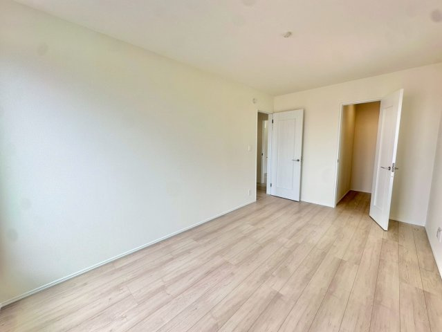 2階全部屋5帖以上の洋室で全部屋収納付きです。陽当り通風共に良好です。
