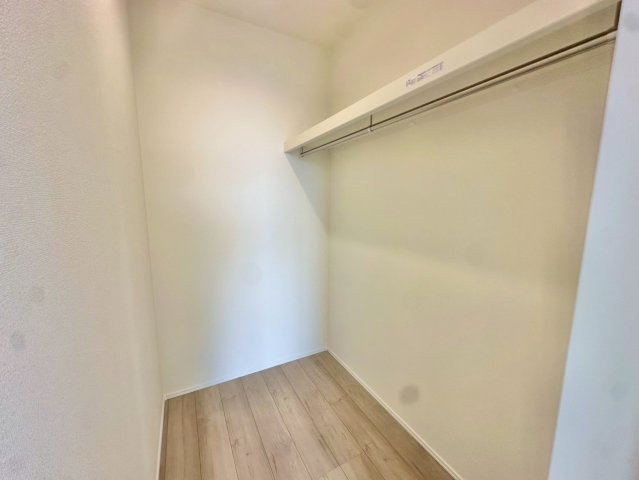 2階全部屋5帖以上の洋室で全部屋収納付きです。陽当り通風共に良好です。