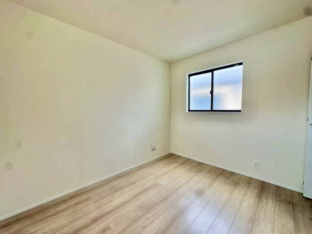 2階全部屋5帖以上の洋室で全部屋収納付きです。陽当り通風共に良好です。