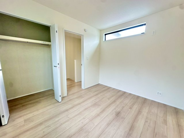 2階全部屋5帖以上の洋室で全部屋収納付きです。陽当り通風共に良好です。