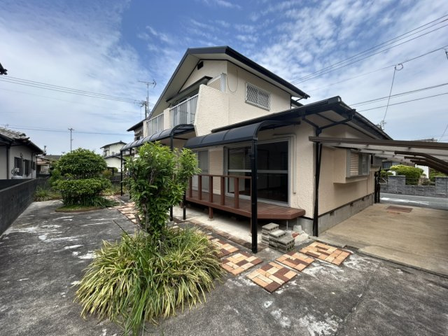庭にはウッドデッキとテラス屋根が設置されておりますので、雨の日でも濡れずに外に出られます。