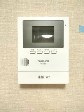【ＴＶモニター付インターホン】　来訪者を確認できるＴＶモニター付インターホンでセキュリティ面にも配慮。あると安心感があります。