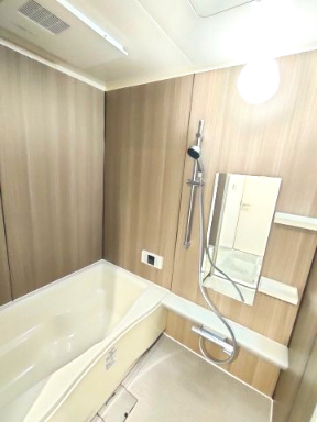 【浴室】　ゆったりとくつろげるバスルーム。追い焚き機能付きでいつでもすぐに温かいお風呂を楽しむことができます。