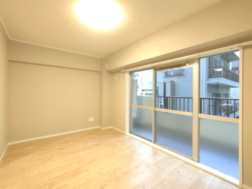 【洋室約6.8帖】　リビングに隣接する居室。引き戸を開け放てば2部屋が一体となり広々とした快適空間が生まれます。