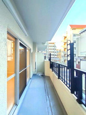 【バルコニー】　お天気のいい日はお外で洗濯物を干していただけます。