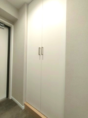 【玄関収納】　天井まで高さのあるハイタイプの玄関収納を備えており、ご家族の季節のお履き物もしっかりしまっておけます。