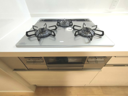 【3口ガスコンロ】　3口コンロ、グリル付きでお料理のレパートリーも増えそうです。