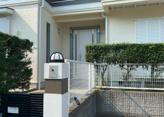 玄関は家の顔でもあり、家族以外の目にも止まる場所です。玄関は外との間を仕切る扉、靴などをしまっておく収納スペース、靴脱ぎのたたきスペース、来客とのやり取りをするドアホンなど複数のアイテムからなります。