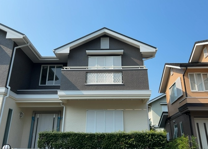 バルコニーは、室外の専用スペースのうち、「屋根がなく開放された空間」であるものを指します。ベランダより広いタイプのものが多く、日当たりもよいため家庭菜園などを楽しみたい人にとって適した環境となります。