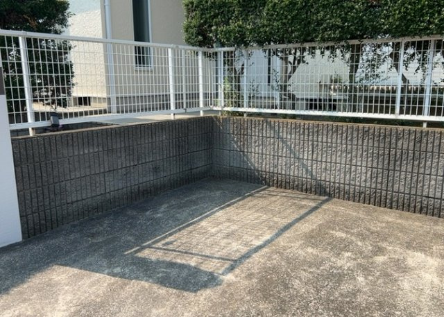 建物の基礎工事の方法は、主流となっているベタ基礎（防湿基礎）と布基礎の2種類に分類され、床下の通気性や耐久性などに違いがあります。建物の基礎部分の構造や付帯設備など詳細については現地でご確認ください。