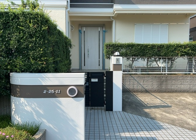 玄関ポーチにおいて最も重視すべきと言っても良いのが広さです。適切な広さの玄関ポーチでないと外見的なバランスは崩れてしまいますし、何より使いにくくなってしまいますので、現地で実際に下見をしてみましょう！