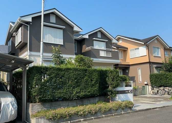 南側道路の場合は長い時間光を入れ込むことができるため、庭やリビングを道路側に持ってくることが多く土地価格も高い傾向にあります。一方北側道路だとリビングや庭が南側になりプライバシーを守ることができます。