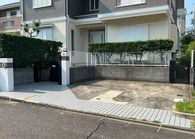 車一台あたりに必要なスペースは、標準サイズの普通自動車で横幅2m50cm、長さ5mは必要になります。ただし、乗降のことも考慮して横幅3m30cm、長さ5m50cmほどは確保できるところを選びましょう。