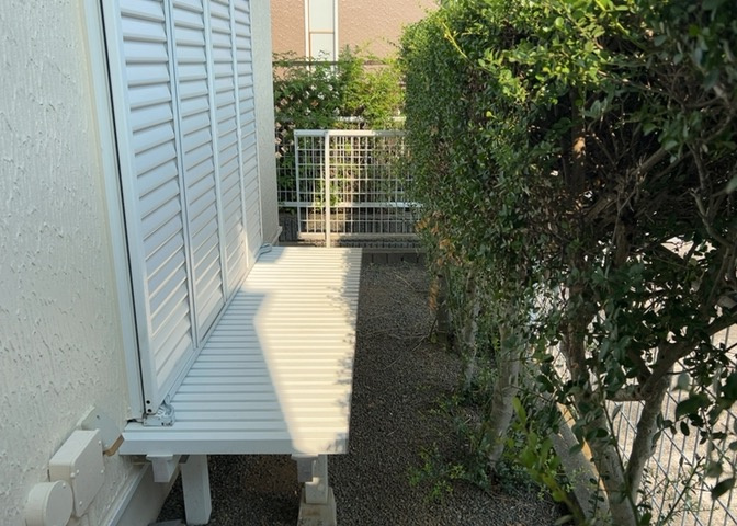 庭のある家に住むことのメリットとして、子どもたちの遊び場を確保できること、ガーデニングや家庭菜園を楽しめること、明るさを確保できることがあります。また、配置を工夫することでプライバシーが確保できます。