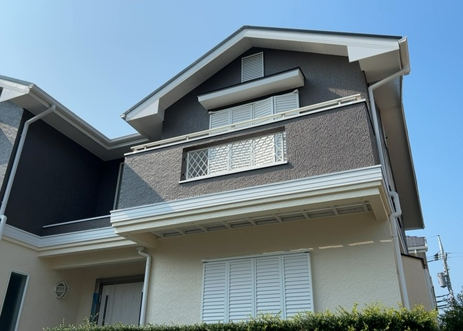 バルコニーは、建物内から室外へ楽に出入りできる便利なスペースです。また、バルコニーには手すりを付けることが義務付けられており、手すりの高さは110cm以上で施工することが建築基準法で定められています。