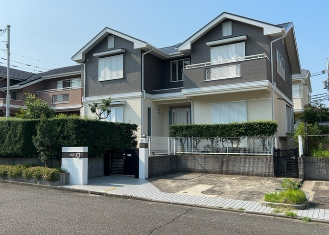 住宅用の土地では前面道路に2m以上接していなければならないと法律で定められています。しかし、お持ちの車のサイズやライフスタイルなどにより、2mでは利便が悪い場合もございますので、事前に確認しましょう。