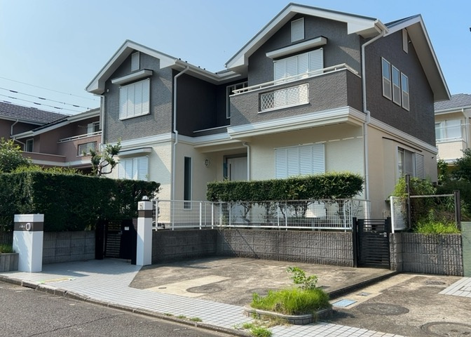 道幅が広い場所は日当たりや風通が良好です。幅が広いのですれ違いも可能ですし大きな車でも駐車可能！一方で、大型車が通ることも多くなるため交通量の増加により騒音に繋がります。また土地の値段が高くなります。